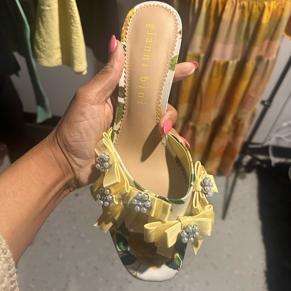 Gianni Bini Lele Yellow Floral Satin Bow Kitten Heel Sandals Size 9 - Picture 3 of 4